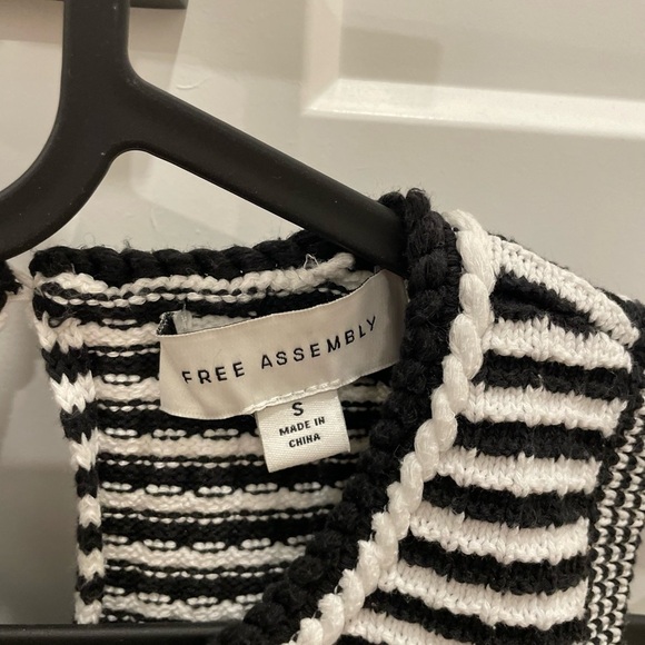 Classic Black and White Striped Tank Top - Picture 2 of 3